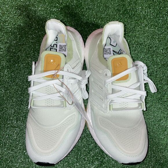 Adidas Ultra Boost 22 Linen Green White Running Shoes GX9162 Women's Size 6 - Picture 2 of 7